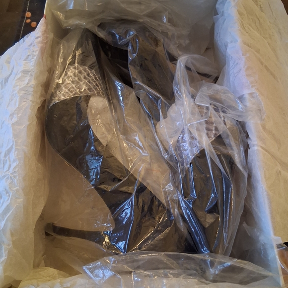 Ann Marino Fine Leather Suede Black And Grey Cobra Cutout Stilettos Size 7.5 - Picture 8 of 8